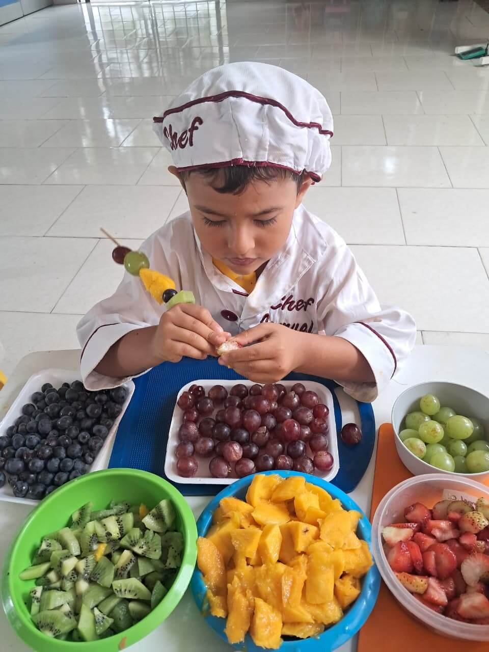 niño cocinando